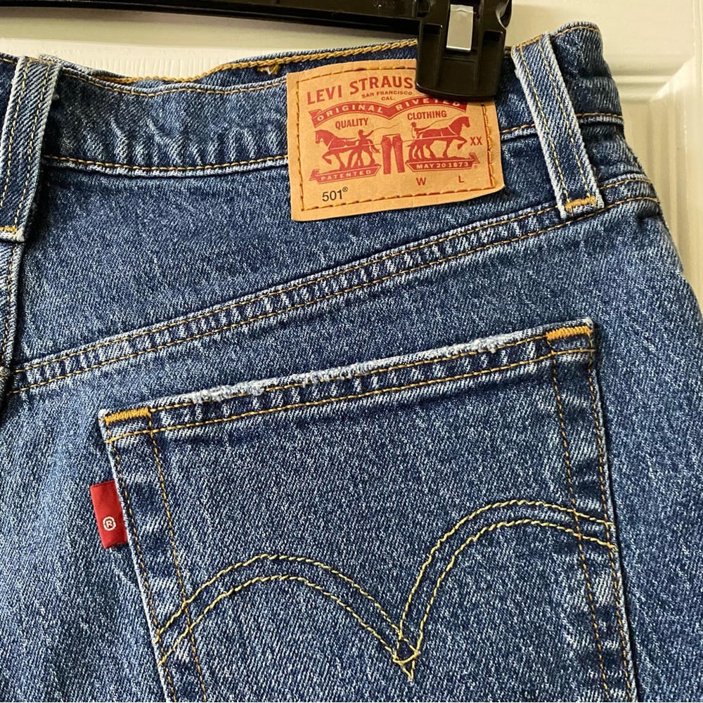 Levi's 501 Women's Size 28” Medium Wash Cotton Fray Hem Button Tab Denim Shorts - Picture 9 of 12